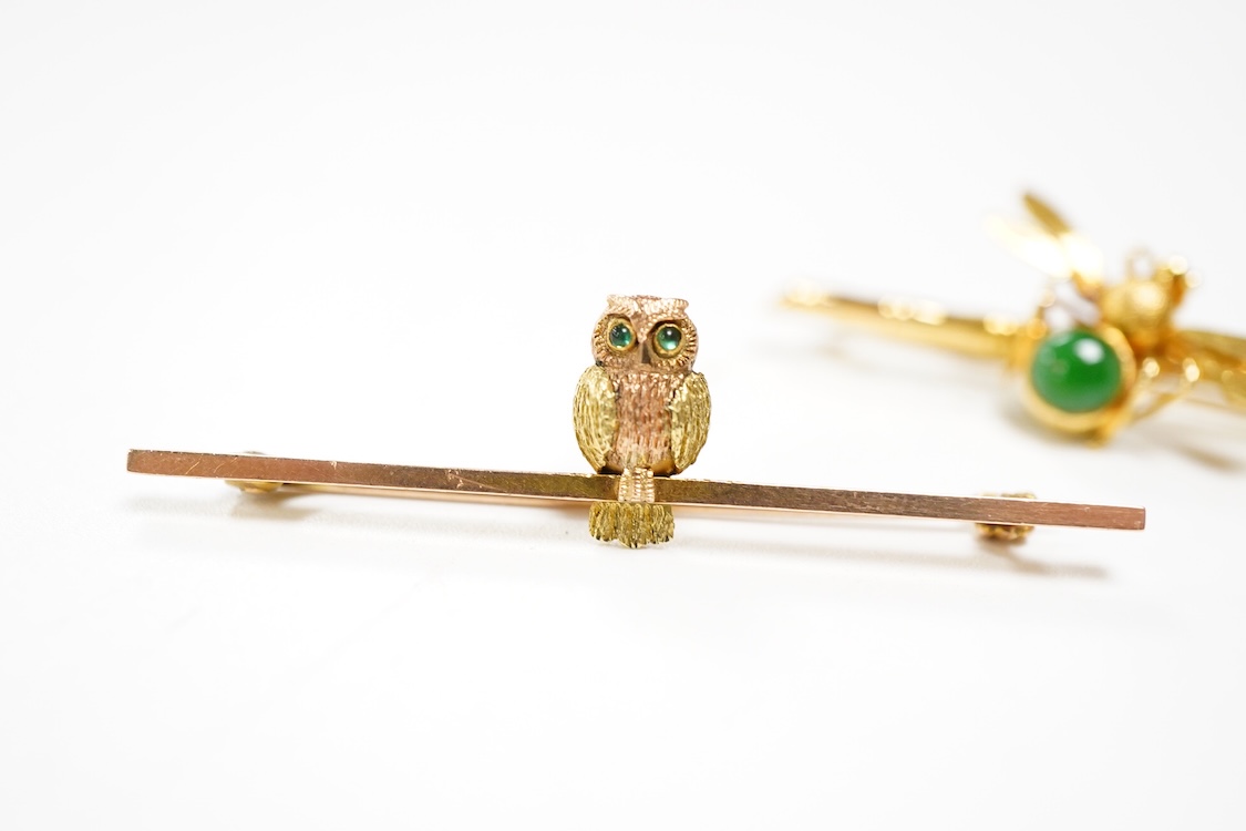 An Edwardian two colour 9ct owl bar brooch, with green cabochon eyes, 48mm, gross 2.5 grams, together with a yellow metal (stamped 20) and single stone cabochon jade set bug bar brooch, gross weight 3.7 grams.